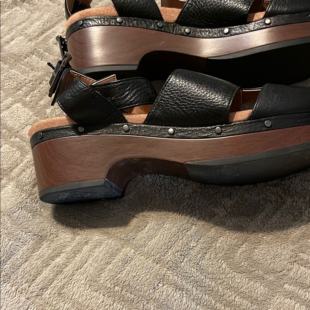 Vionic Black Heels with Textured Leather Design - Picture 2 of 5